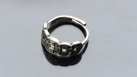 Anillo de la Fortuna de los 5 Emperadores – Tu imán de riqueza y energía positiva